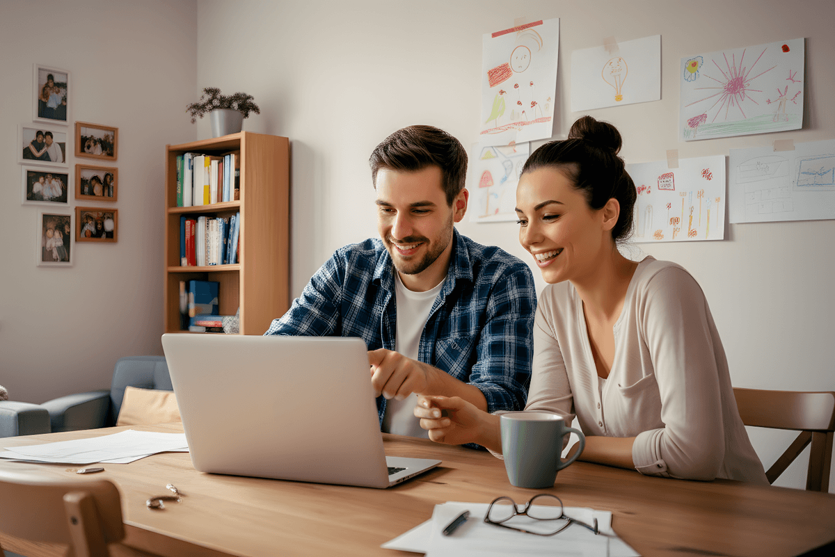 Paar beim Ausfüllen des Wohngeldantrags am Laptop